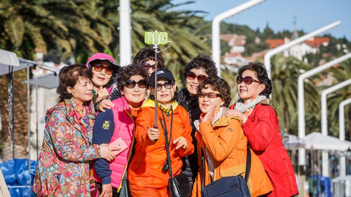 Split, 19.04.2015 - Turisti uzivaju u razgledavanju grada i fotografiranju